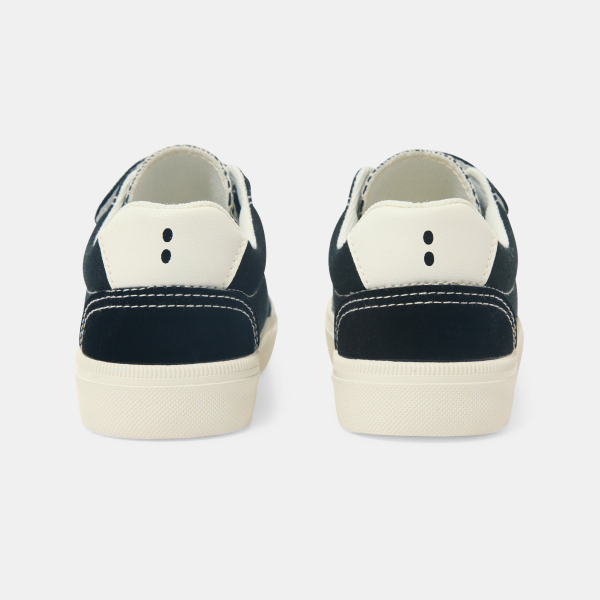 حذاء رياضي من القماش باللون الأسود للأولاد